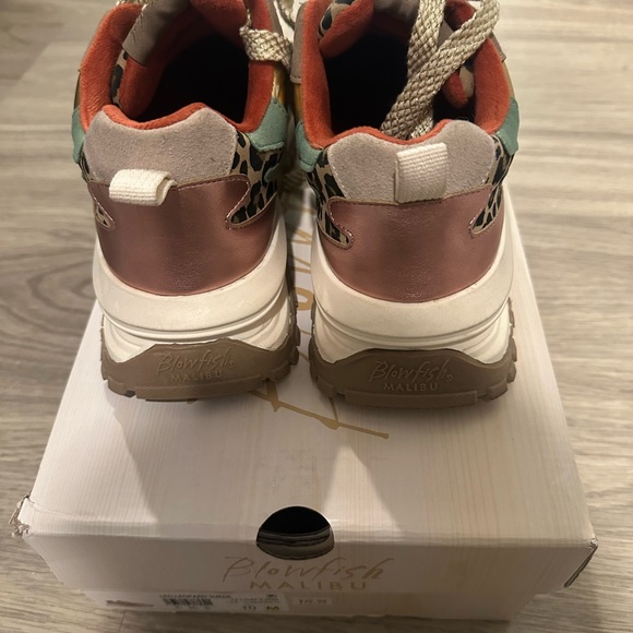 Stylish Leopard Print Sneakers with Gold Accents - Picture 4 of 4